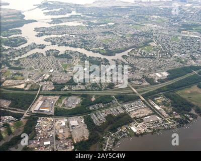 Baltimora, Maryland - Settembre 2017: Foto aerea che si avvicina all'Aeroporto Internazionale Thurgood Marshall di Baltimora Washington in una giornata di pioggia. Foto Stock