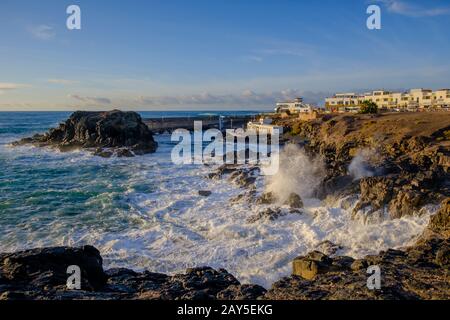 Guarda Le Onde El Cotillo La Oliva Fuerteventura Isole Canarie Spagna Foto Stock