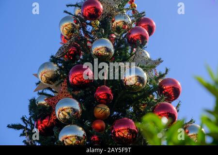 Bollicine colorate su un albero di Natale esterno Foto Stock