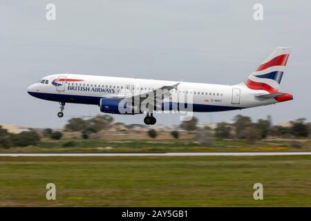 British Airways Airbus A320-232 (Reg: G-MIDT) in arrivo da Londra Heathrow. Foto Stock