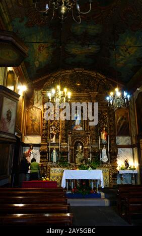 Splendido altare nella chiesa parrocchiale Foto Stock