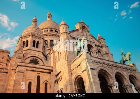 Romantico tramonto parigino sulla basilica del Sacro cuore sulla collina di Montmartre. Punto di riferimento del viaggio in Francia Foto Stock