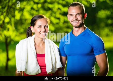 Athletic l uomo e la donna dopo esercizio di fitness Foto Stock