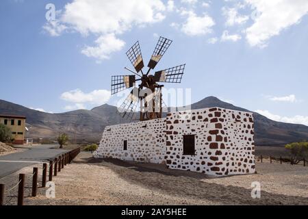 Mulino a vento nel villaggio di Tefia, Fuerteventura, Canarie, Spagna Foto Stock