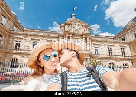 Una coppia ama un uomo europeo e una ragazza asiatica viaggiano insieme in Francia. Il concetto di luna di miele e fine settimana in Europa Foto Stock