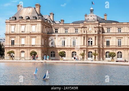 26 Luglio 2019, Parigi, Francia: Palazzo Di Lussemburgo Nel Jardin Du Luxembourg. Vista con laghetto con piccole barche Foto Stock