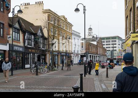 Vista sulla High Street, Uxbridge, rivolta verso la Market House e il centro commerciale Pavilions. Foto Stock