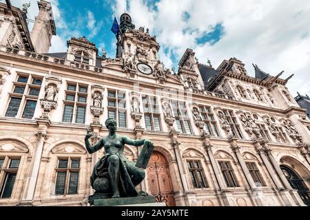 Vista sulla città Hall Hotel de Ville a Parigi. Attrazioni e destinazioni di viaggio in Francia. Oggi questo edificio ospita le autorità comunali Foto Stock