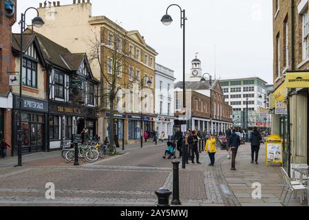 Vista sulla High Street, Uxbridge, rivolta verso la Market House e il centro commerciale Pavilions. Foto Stock