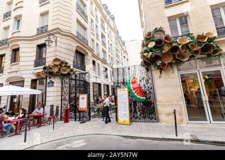 26 luglio 2019, Parigi, Francia: Strada tipica di Parigi con caffè moderno Foto Stock