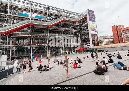 26 luglio 2019, Parigi, Francia: I turisti che riposano all'ingresso principale del Centro d'arte moderna di Georges Pompidou Foto Stock