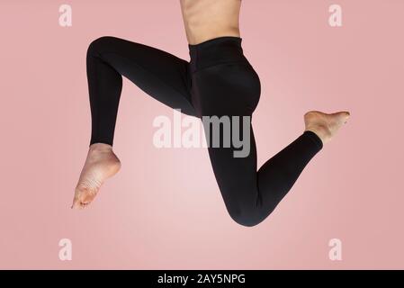 primo piano di un womans gambe saltando in mezz'aria, concetto di esercizio, Foto Stock