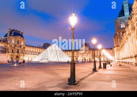 Museo del Louvre di notte illuminato con lanterne Foto Stock