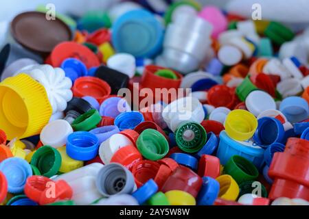 Tappi a vite colorati di bottiglie in plastica PET - riciclaggio Foto Stock