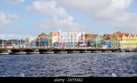 Il ponte della Regina Emma Pontoon attraversa la Baia di Sant'Anna a Willemstad Foto Stock