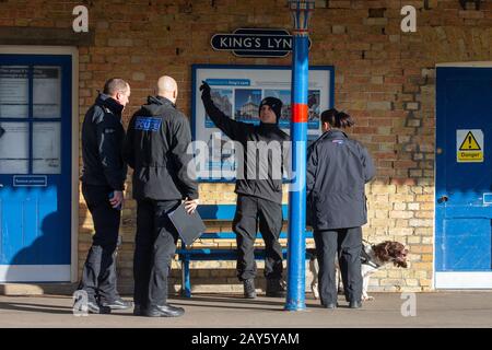 La foto datata febbraio 11th mostra la sicurezza della polizia alla stazione King's Lynn a Norfolk il martedì mattina prima dell'arrivo della Regina che ha preso il treno di ritorno a Londra. La regina è stata avvistata guardando glum come è tornata a Londra oggi in treno (Tues) dopo un Òwinter horribilisÓ sulla Royal Estate a Sandringham in Norfolk. Sua Maestà sembrava miserabile, mentre salì a bordo della Prima carrozza di classe del treno 10.44 da KingÕs Lynn a Norfolk a KingÕs Cross a Londra, a seguito della yesterdayÕs notizia che il suo nipote maggiore Peter Philips e la moglie Autunno si sono separati. È l'ultimo in un Foto Stock