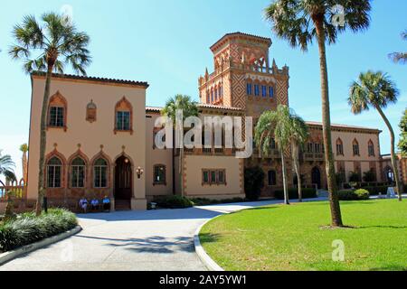 Ca' d'Zan, residenza gotica veneziana a Sarasota, Florida, è stata la casa invernale del proprietario, sviluppatore e collezionista d'arte del circo americano John Ringling e sua moglie Mable. Amanti dell'estetica veneziana, i Ringlings scelsero il sito che si affaccia sulla Baia di Sarasota per la sua vista, che ricordava loro la laguna della loro città preferita. Il nome del residence è veneziano per la Casa di Giovanni Foto Stock