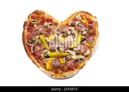 A forma di cuore la pizza dal di sopra Foto Stock