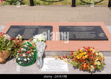 Big Utrish, Russia - 17 Maggio 2016: targa commemorativa del complesso memoriale sull isola di Utrish, sul sito di una massa gr Foto Stock