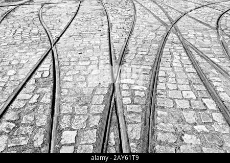 diversi binari ferroviari l'uno accanto all'altro in bianco e nero Foto Stock