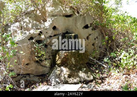 Vecchia fontana di pietra nella campagna per il cretese Foto Stock