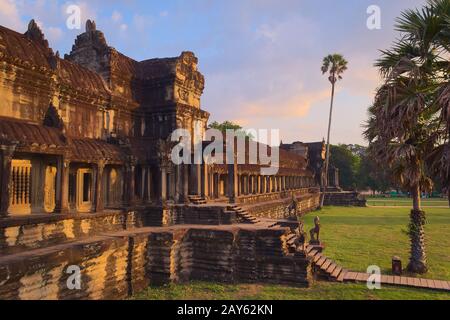 Tempio di Angkor Wat, situato in Cambogia. Vista frontale laterale della facciata occidentale. Questo è il più grande monumento religioso del mondo, ed è stato dicembre Foto Stock