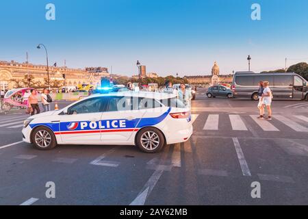 28 luglio 2019, Parigi, Francia: La macchina di polizia ha bloccato la strada nel centro della città Foto Stock