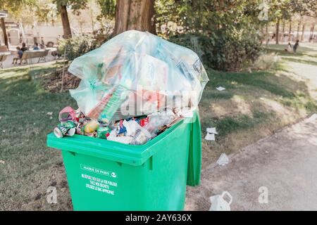 29 luglio 2019, Parigi, Francia: Traboccante cestino nel parco cittadino Foto Stock