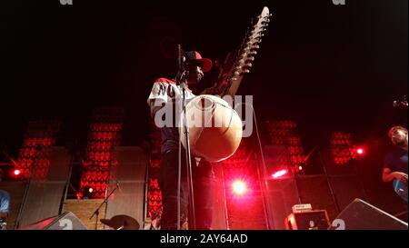 Musicista sul palco suona lo strumento musicale a corda dell'Africa occidentale chiamato Kora Foto Stock