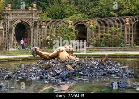 30 luglio 2019, Versailles, Francia: Scultura di Enceladus nel giardino di Versailles Foto Stock