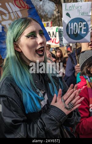 Londra, Regno Unito. 14th Feb 2020. Incontro di Youth Strike for Climate a Parliament Square fino a marzo in occasione del primo sciopero britannico, con oltre 80 marce in tutto il paese. Protestano contro l'Ufficio nazionale contro le politiche razziste in materia di immigrazione, poi a Downing St e Trafalgar Square prima di ritornare a Parliament Square. Chiedono Un Nuovo Accordo verde per la giustizia sul clima, che le scuole insegnino il futuro, il governo si appresti a prendere in considerazione la gravità della crisi climatica e che i giovani siano inclusi nel processo decisionale, con una rappresentanza proporzionale e un’età di voto di 16 anni. Peter Marshall/Alamy Live News. Foto Stock