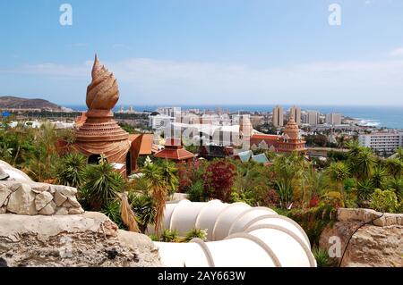 La vista sulle attrazioni acquatiche nel parco acquatico Siam, Tenerife, Spagna Foto Stock