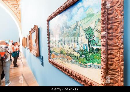 27 luglio 2019, Museo d'Orsay, Parigi, Francia: Visitatori che guardano i dipinti di Van Gogh in uno showroom di musei Foto Stock