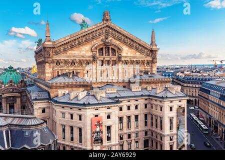 27 luglio 2019, Parigi, Francia: Veduta aerea dello skyline di Parigi con l'edificio del Teatro dell'Opera Garnier e i tetti. Destinazioni di viaggio in Francia Foto Stock