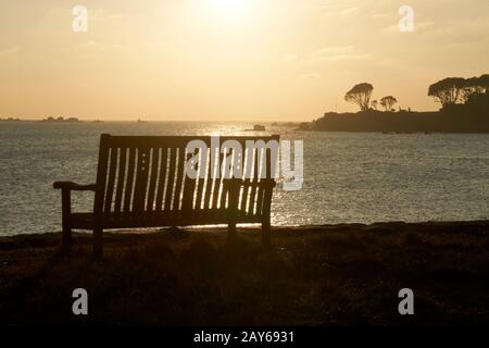 Sihouette di una panchina parco, le Hocq, Jersey, Isole del canale Foto Stock