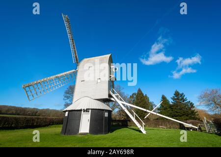 Lowfield Heath Windmill, un mulino post classificato di grado II a Charlwood, Surrey, Inghilterra, che è stato restaurato al lavoro. Attrazione turistica, Regno Unito Foto Stock