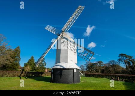 Lowfield Heath Windmill, un mulino post classificato di grado II a Charlwood, Surrey, Inghilterra, che è stato restaurato al lavoro. Attrazione turistica, Regno Unito Foto Stock