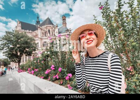 Happy asian donna turistica di fronte alla vecchia cattedrale di Parigi in primavera Foto Stock