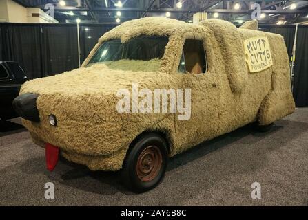 Philadelphia, Pennsylvania, U.S.A - 9 febbraio 2020 - l'usanza di Sheepdog 1989 costruita da un furgone di Ford Econoline nel film Dumb E Humber Foto Stock