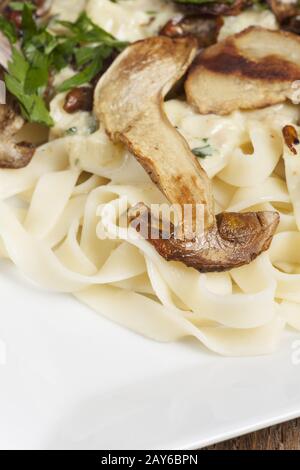 Tagliatelle ai funghi porcini Foto Stock