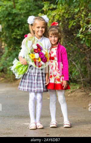 Ritratto della livellatrice prima e la sua sorella più giovane sulla strada per la scuola Foto Stock