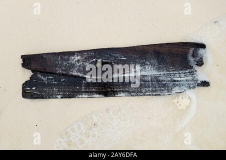 Il vecchio pannello di legno su una spiaggia Foto Stock