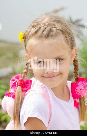 Ritratto di un bellissimo bambino di sei anni la ragazza con i capelli biondi Foto Stock