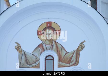 Dipinto pittoresco di un angelo su un muro bianco di una chiesa ortodossa. Stock foto per web e stampa Foto Stock