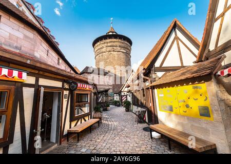 4 agosto 2019, Norimberga, Germania: Zona commerciale medievale Handwerkerhof e Torre Koenigstor Foto Stock