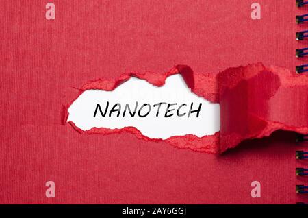 La parola nanotech che appaiono dietro di carta strappata Foto Stock