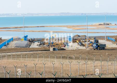 Taman, Russia - 5 Novembre 2016: costruzione di un ponte tra lo Stretto di Kerch, le infrastrutture a riva Foto Stock