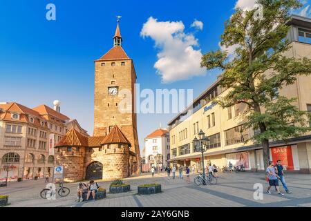4 agosto 2019, Norimberga, Germania: Attrazione turistica la Torre Bianca nel centro storico di Norimberga Foto Stock