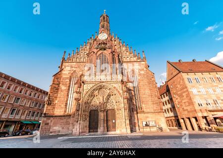 Vista della chiesa Frauenkirche sulla piazza del mercato al tramonto a Norimberga. Attrazioni turistiche in Germania Foto Stock