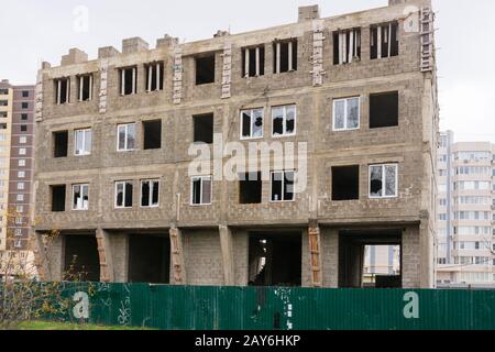 Anapa, Russia - 16 Novembre 2016: non finito la costruzione di un piccolo a più piani edificio residenziale Foto Stock